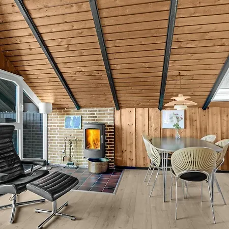 Three-bedroom In Feriehus *