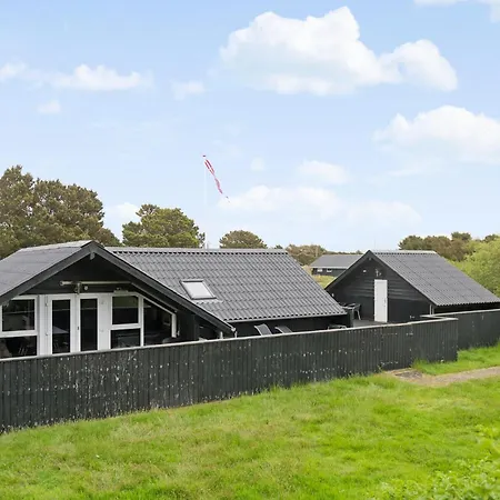 Three-bedroom In Feriehus
